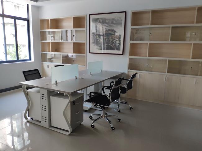 專業(yè)從事辦公家具生產(chǎn)配置17年,擁有5萬平米自營工廠,武漢兩大3000